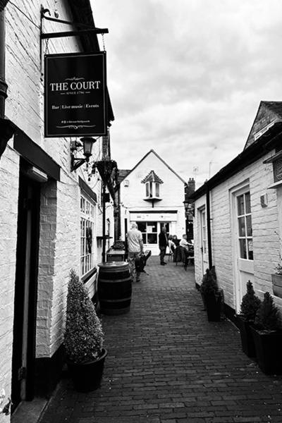 Отель The Court Бриджнорс Экстерьер фото